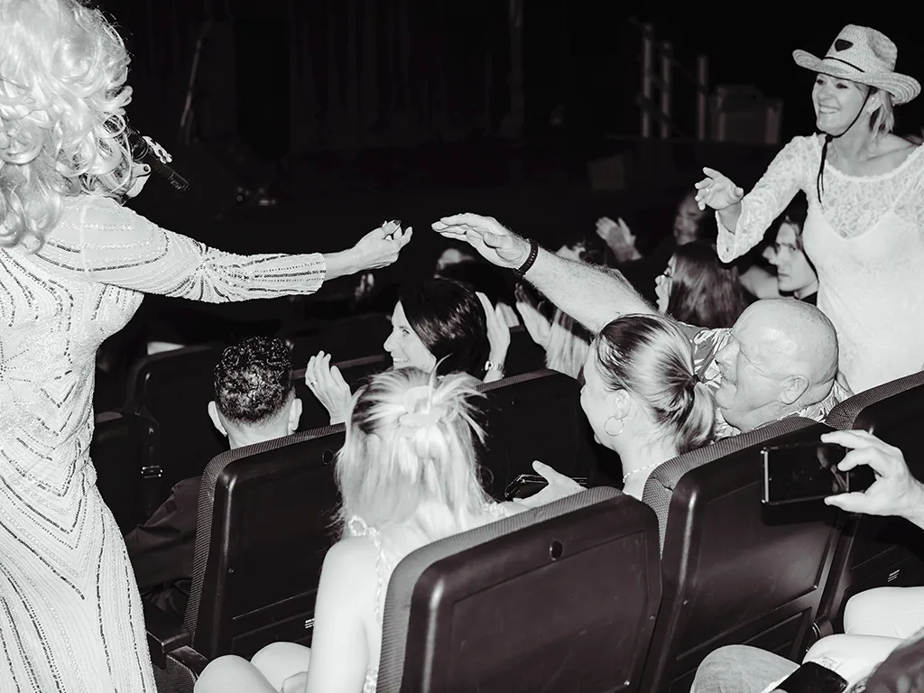 the-wild-south-dinner-show-tenerife-sunshine-rent (1)