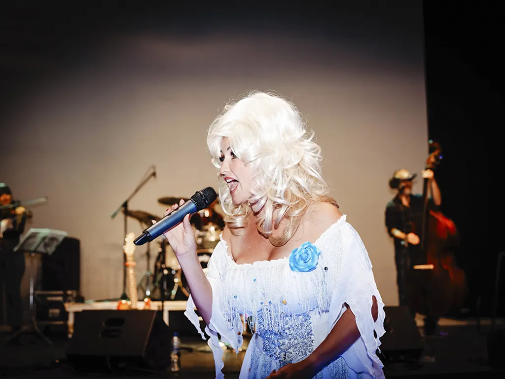 the-wild-south-dinner-show-tenerife-sunshine-rent (8)